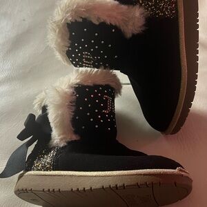 Juicy Couture Fluffy White Slippers